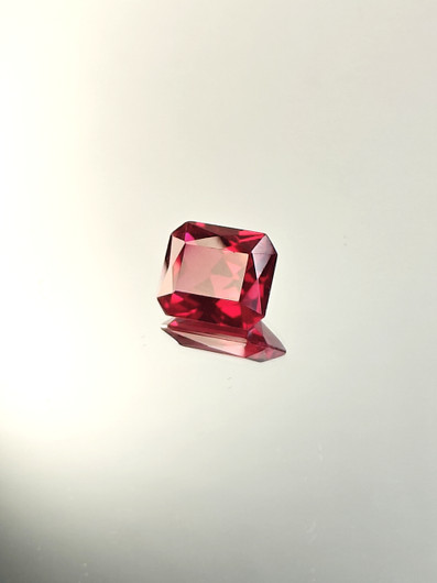 Rubiini (synt.) 7,1 ct smaragdi hionta