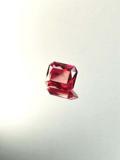 Rubiini (synt.) 7,1 ct smaragdi hionta