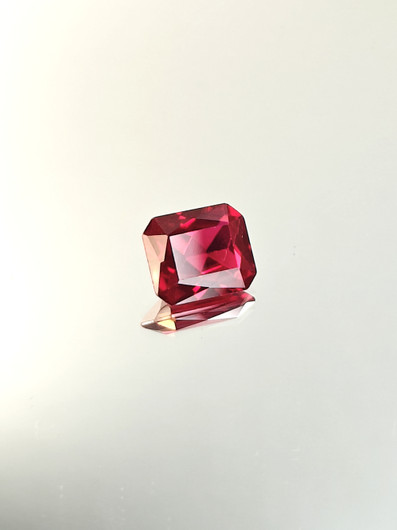 Rubiini (synt.) 7,1 ct smaragdi hionta