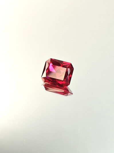 Rubiini (synt.) 7,1 ct smaragdi hionta