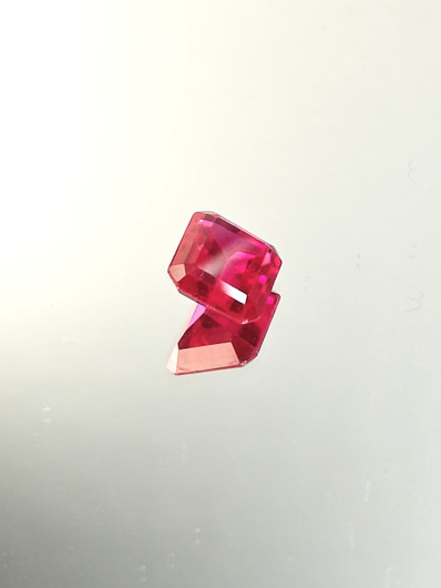 Rubiini (synt.) 5,3 ct smaragdi