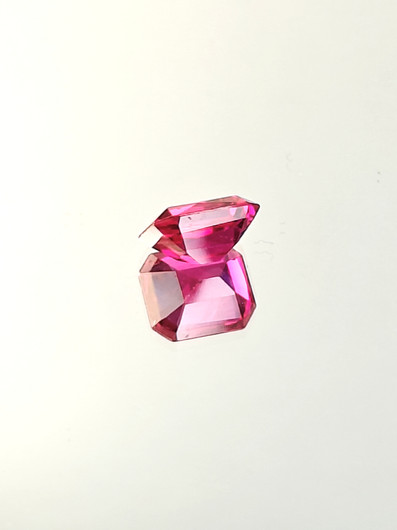 Rubiini (synt.) 3,8 ct smaragdi
