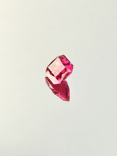 Rubiini (synt.) 3,8 ct smaragdi