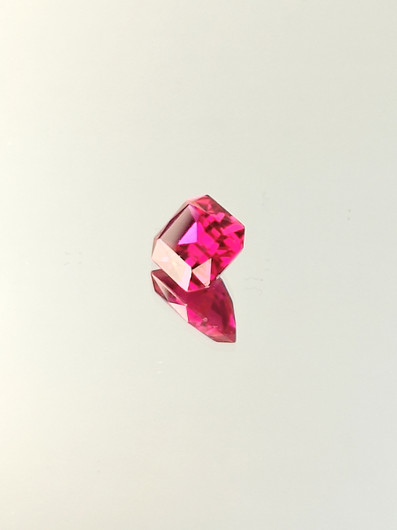 Rubiini (synt.) 3,8 ct smaragdi