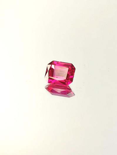 Rubiini (synt.) 3,8 ct smaragdi