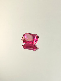 Rubiini (synt.) 3,5 ct smaragdi
