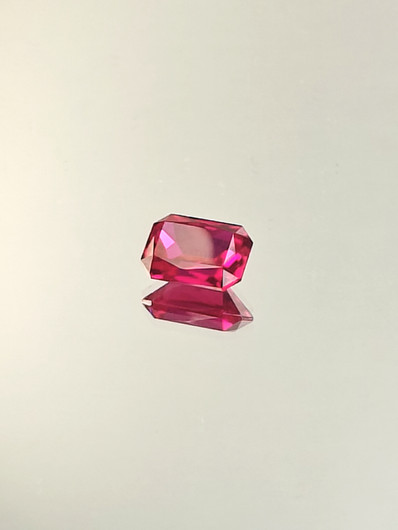 Rubiini (synt.) 3,5 ct smaragdi