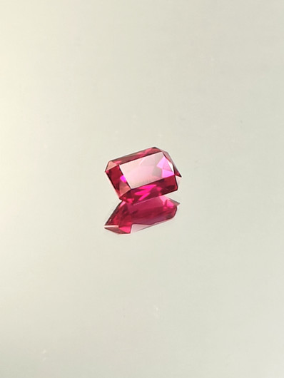 Rubiini (synt.) 3,5 ct smaragdi