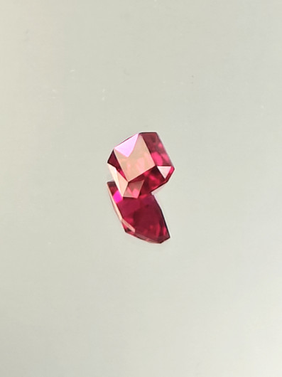Rubiini (synt.) 3,5 ct smaragdi