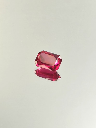 Rubiini (synt.) 3,5 ct smaragdi