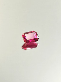 Rubiini (synt.) 3,5 ct smaragdi