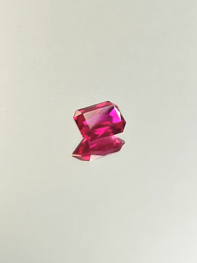 Rubiini (synt.) 3,5 ct smaragdi