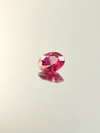 Rubiini (synt.) 3,1 ct ovaali