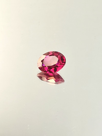 Rubiini (synt.) 3,1 ct ovaali