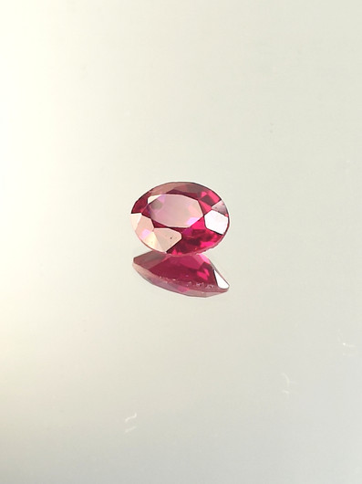Rubiini (synt.) 3,1 ct ovaali