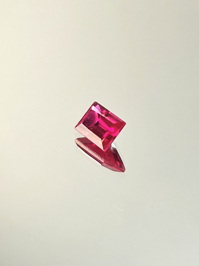 Rubiini (synt.) 1,3 ct suorakaide