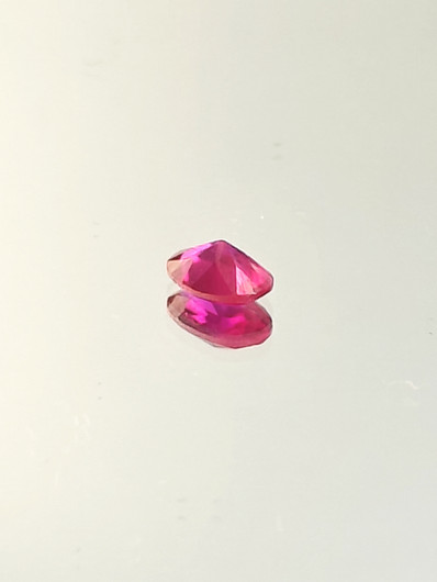 Rubiini (synt.) 0,9 ct ovaali