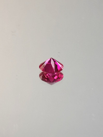 Rubiini (synt.) 0,9 ct pyöreä
