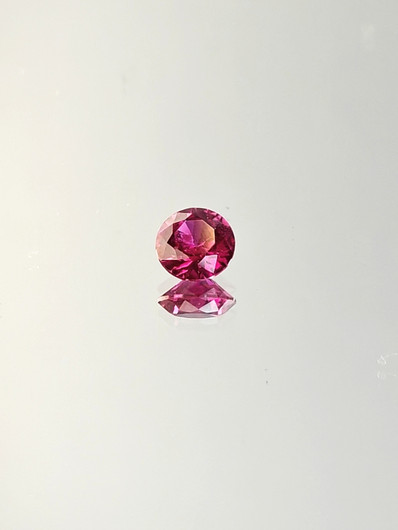 Rubiini (synt.) 0,6 ct pyöreä