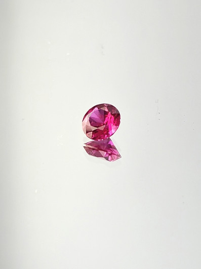 Rubiini (synt.) 0,6 ct pyöreä