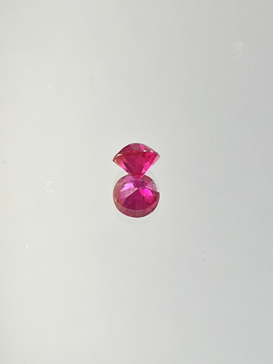 Rubiini (synt.) 0,6 ct pyöreä