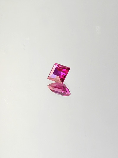 Rubiini (synt.) 0,4 ct neliö