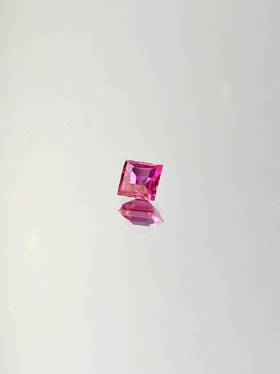 Rubiini (synt.) 0,4 ct neliö