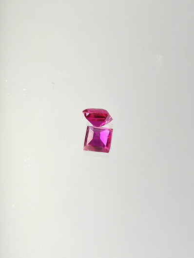 Rubiini (synt.) 0,4 ct neliö