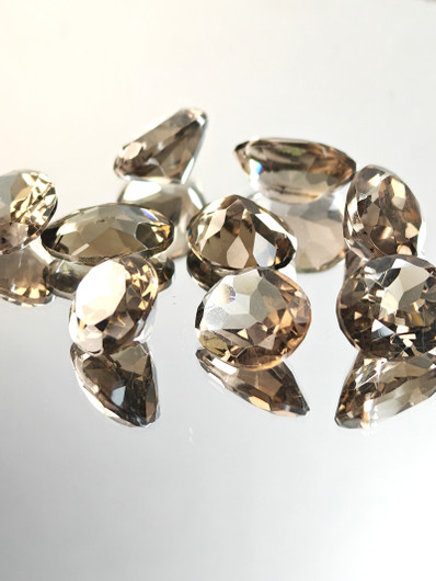 Savukvartsi erä (16-15 x 12-11 x 8-5 mm) ovaali