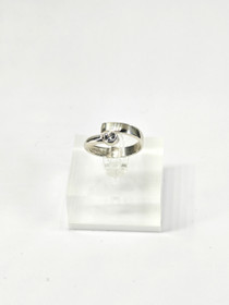 Vintage hopeasormus kivillä