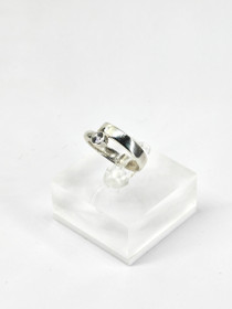 Vintage hopeasormus kivillä