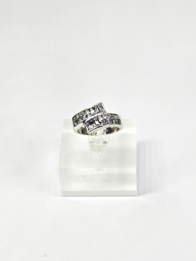 Vintage hopeasormus kivillä