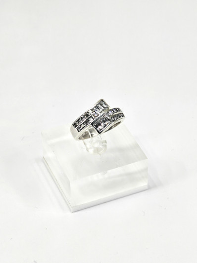 Vintage hopeasormus kivillä