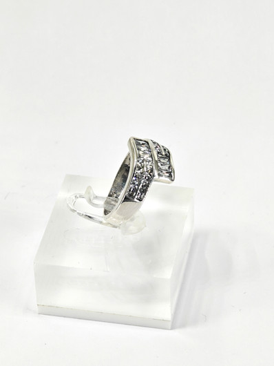 Vintage hopeasormus kivillä