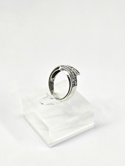 Vintage hopeasormus kivillä