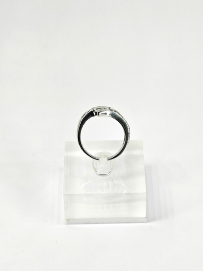 Vintage hopeasormus kivillä