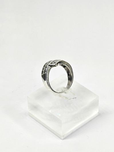 Vintage hopeasormus kivillä