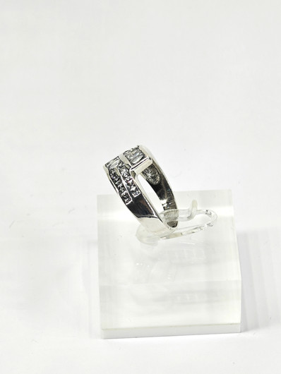 Vintage hopeasormus kivillä