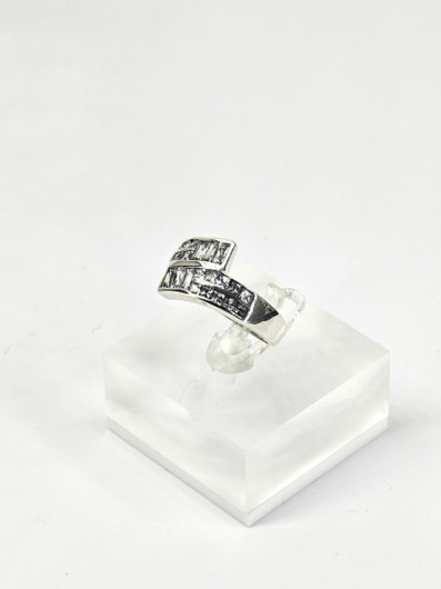 Vintage hopeasormus kivillä