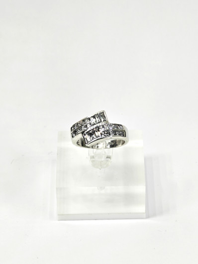 Vintage hopeasormus kivillä