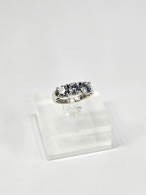 Vintage hopeasormus kivillä