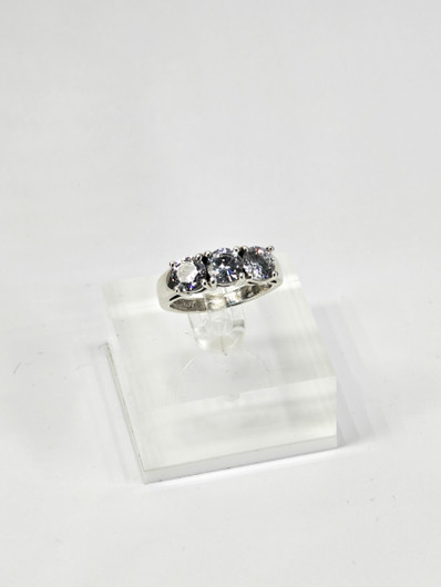 Vintage hopeasormus kivillä