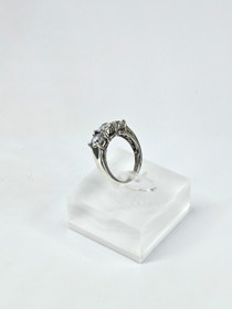 Vintage hopeasormus kivillä