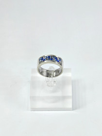 Vintage hopeasormus kivillä