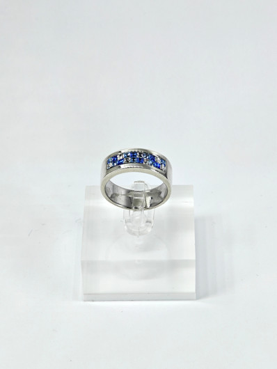 Vintage hopeasormus kivillä