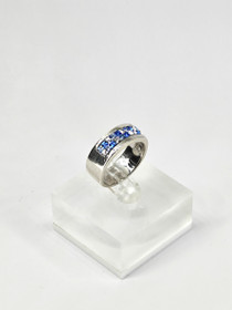 Vintage hopeasormus kivillä