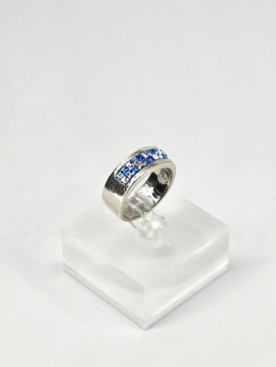 Vintage hopeasormus kivillä