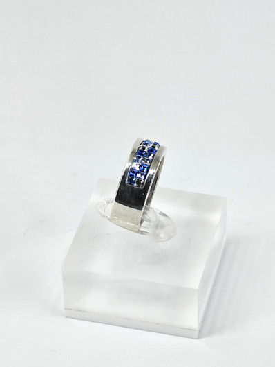 Vintage hopeasormus kivillä