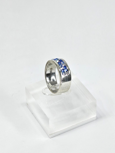 Vintage hopeasormus kivillä