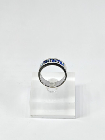 Vintage hopeasormus kivillä